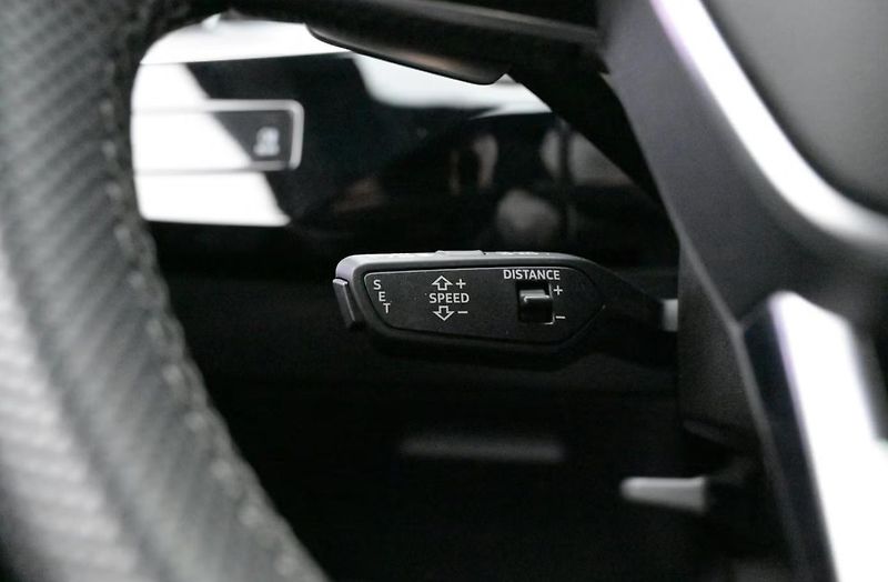 Audi Q8 e-tron 55 Q S-Line SoH 94% 360k Pano  - fotka 6 z 24