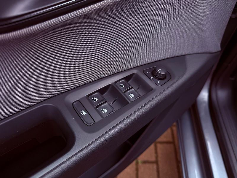 Seat Leon 1.6 TDi DSG, Tažné, Navi - fotka 14 z 29