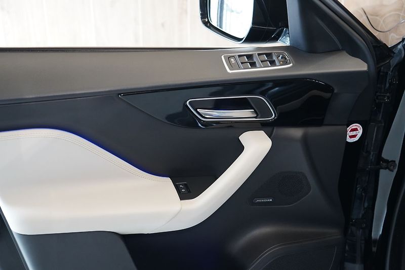 Jaguar F-Pace 30d AWD, PRESTIGE, Panorama - fotka 23 z 49