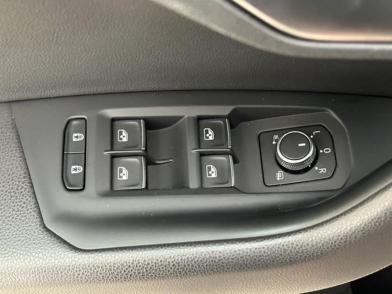 Volkswagen Touareg 3.0 TSI 4x4 R-Line - fotka 19 z 36