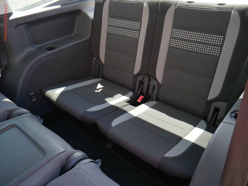 Volkswagen Touran (2013) 2.0 TDI, Xenon, webasto - fotka 11 z 23