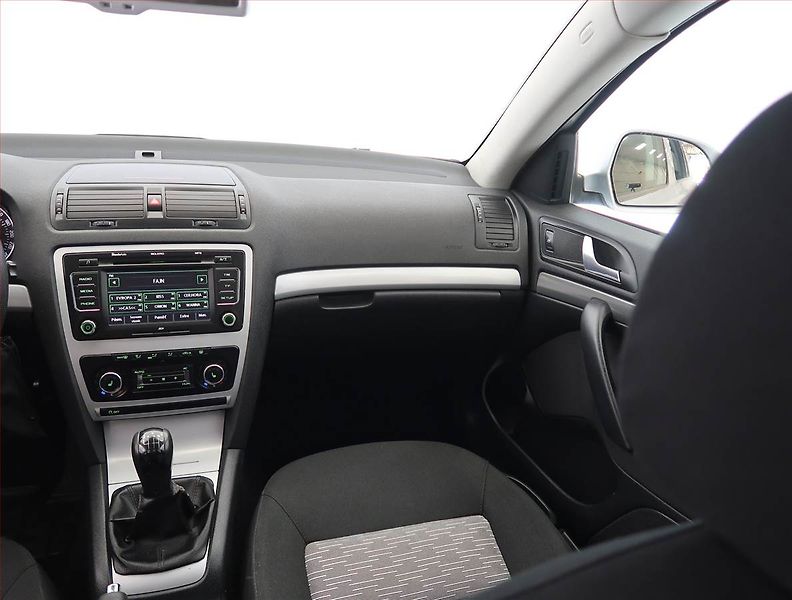 Škoda Octavia (2010) 2.0 TDI, Serv.kniha, Xenony - fotka 8 z 19