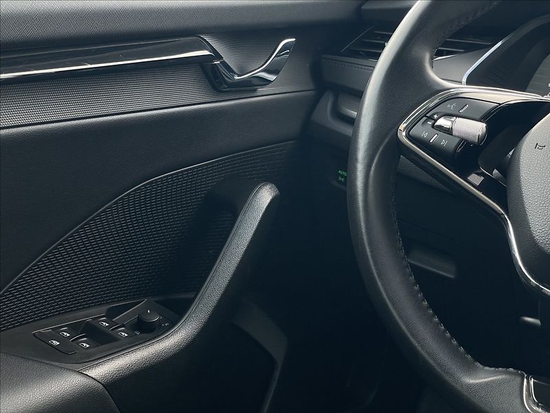Škoda Octavia 2,0 TDI Combi Ambition Plus - fotka 15 z 23