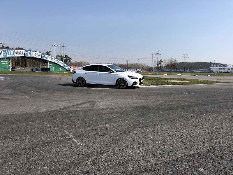 Na okruhu jsme měli možnost srovnání i s okruhovým speciálem mistra světa