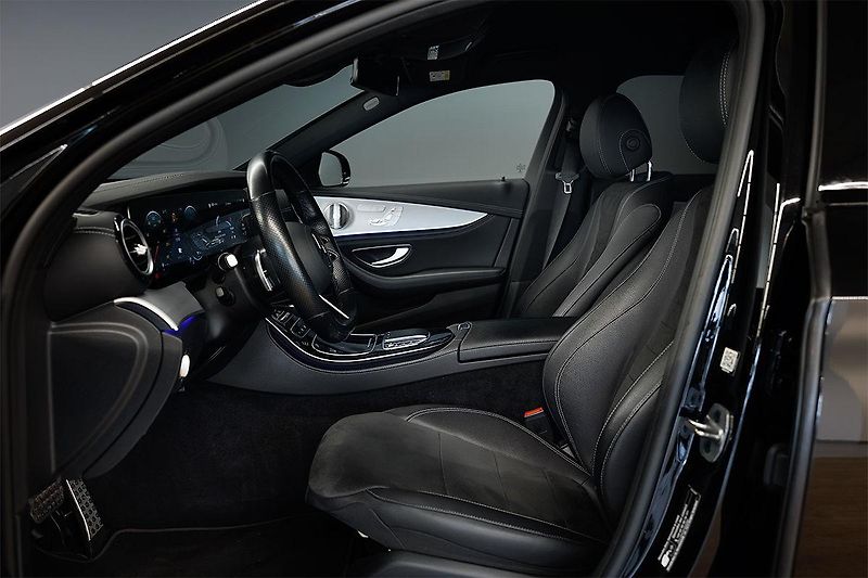 Mercedes-Benz Třídy E (2021) E 300 de T 4Matic AMG Line - fotka 31 z 39