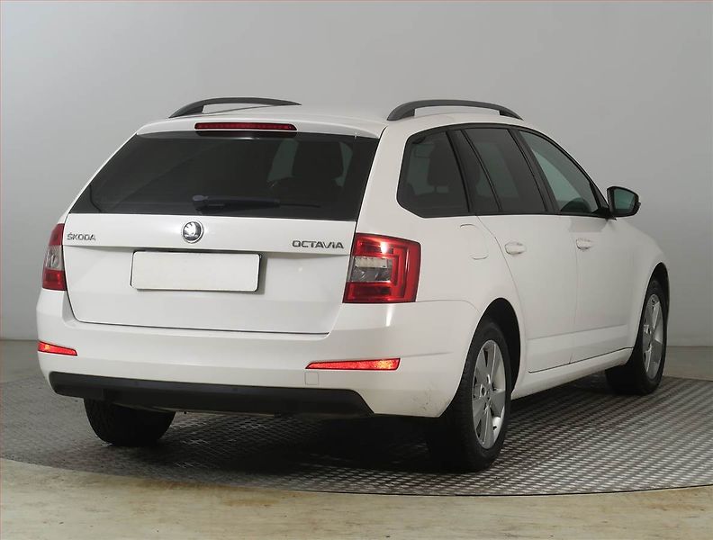 Škoda Octavia (2015) 1.6 TDI, Xenony, Tempomat - fotka 5 z 22