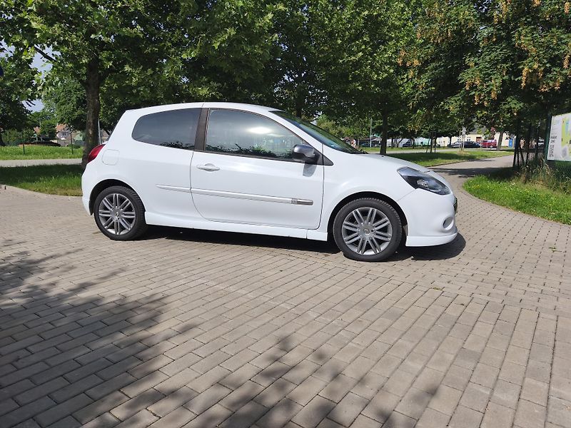 Renault Clio 1.6 GT - fotka 14 z 22