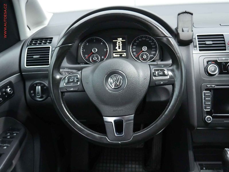 Volkswagen Touran (2014) 2.0TDi, DSG, park.asist - fotka 14 z 16