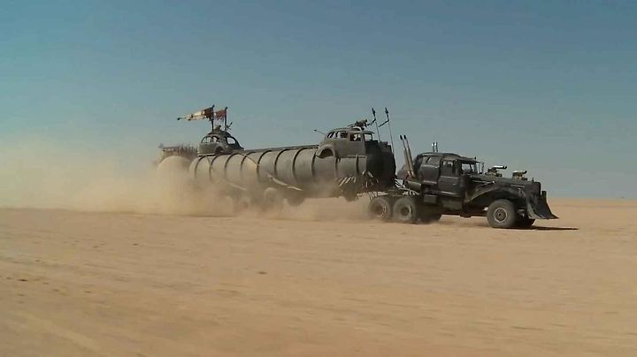 Vozidlo War Ric v plné jízdě ve filmu Mad Max: Fury Road z roku 2015. To vzniklo díky přestavbě české Tatry 815.