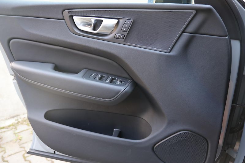 Volvo XC60 (2025) Plus, B5 AWD Mild hybrid - fotka 19 z 21