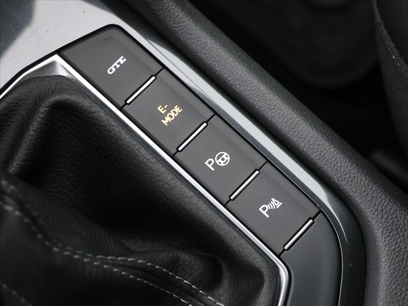 Volkswagen Tiguan 1,4 TSI PHEV 180kW R-Line DPH - fotka 25 z 33