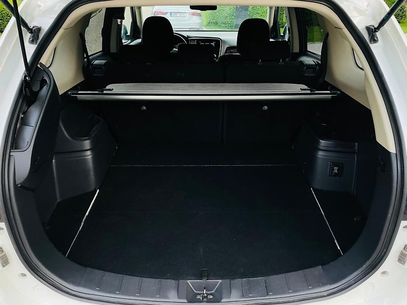 Mitsubishi Outlander 2.4i+HYBRID 4x4 SERVISKA TAŽNÉ - fotka 20 z 53