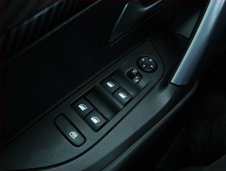Peugeot 2008 (2020) Allure 1.2 PureTech, ČR,1.maj - fotka 19 z 23
