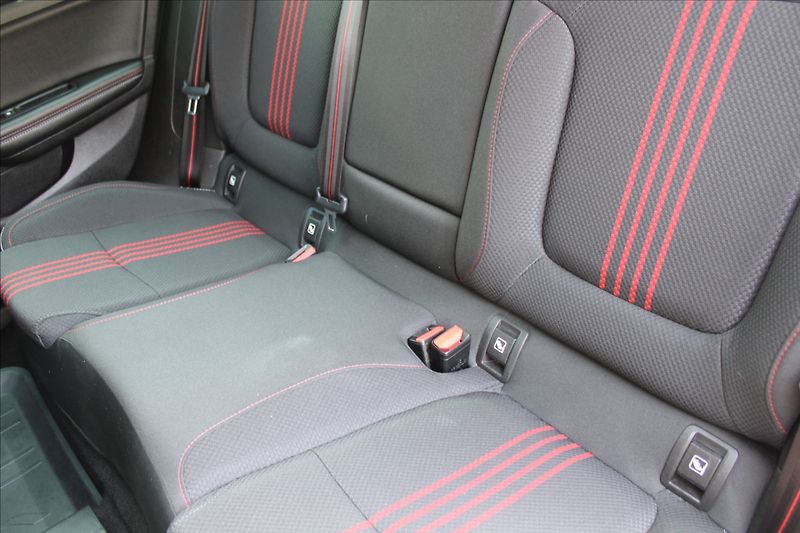 Renault Mégane 1,3 TCe  NOVÉ V ČR,A/T,RS-LINE - fotka 31 z 37