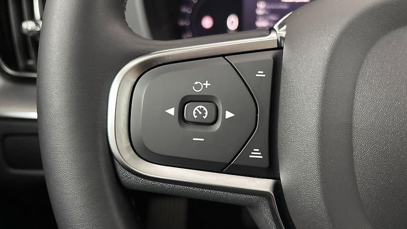 Volvo XC60 2.0 B4 AUT AWD Core - fotka 14 z 28