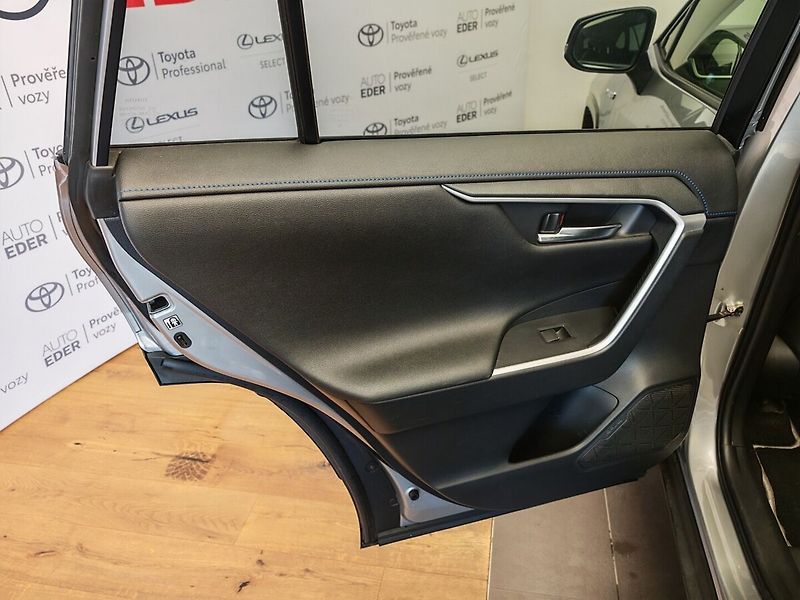 Toyota RAV4 2.5 Hybrid Selection 4WD - fotka 22 z 38