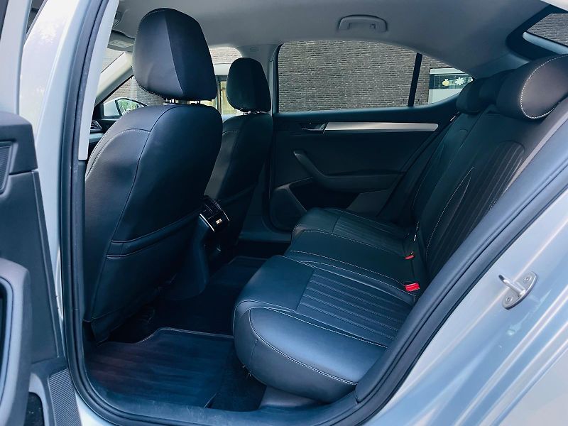 Škoda Superb 2.0TDI AUTOMAT SENZORY LED - fotka 36 z 49
