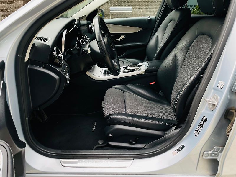 Mercedes-Benz Třídy C 220D MANUÁL VÝHŘEV SENZORY LED - fotka 29 z 52