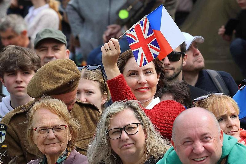 Plzní projel Konvoj svobody. Stovky kusů historické vojenské techniky v neděli projely z Bor do centra města. Ulice lemovaly tisíce diváků.