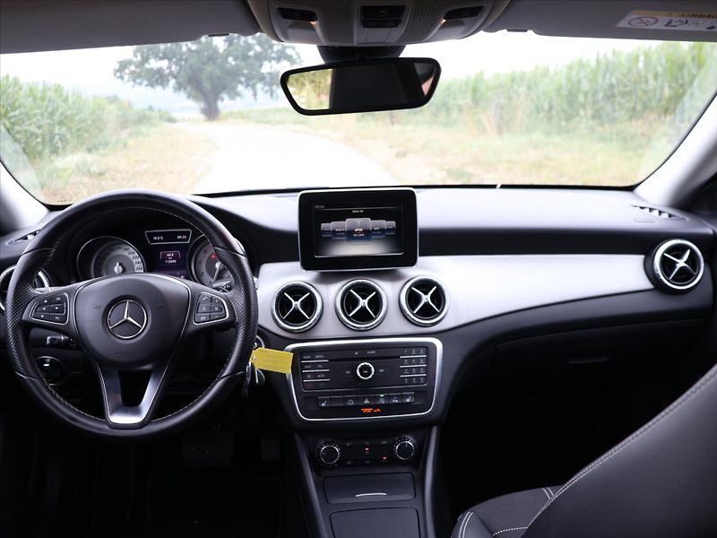 Mercedes-Benz CLA 2,0 250 155kW 4Matic Xenon - fotka 20 z 27