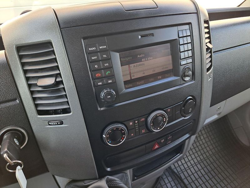 Volkswagen Crafter (2014) 2.0 TDI, 7 míst - fotka 26 z 31