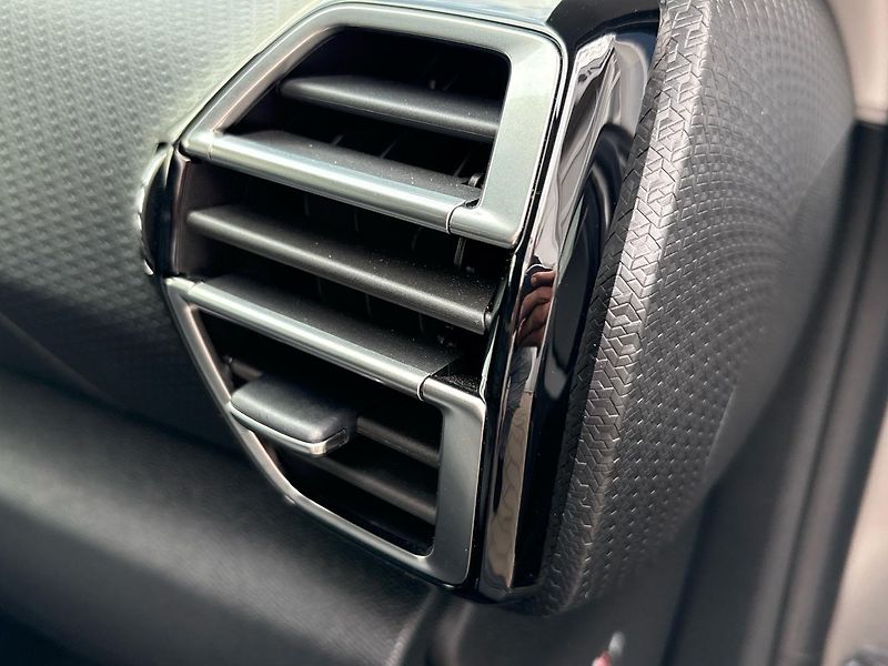 Citroën C4 (2023) Shine 1.2 PureTech 130 EAT8 - fotka 15 z 58