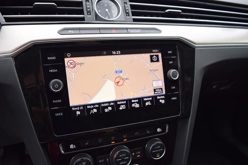 Volkswagen Passat (2018) 1.4TSI 110kw DSG HIGHLINE NAVI - fotka 25 z 50