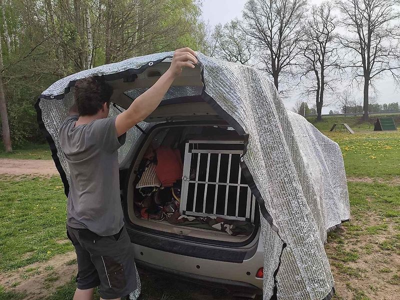 Protisluneční plachta na auto pomáhá výrazně snížit teplotu v interiéru.