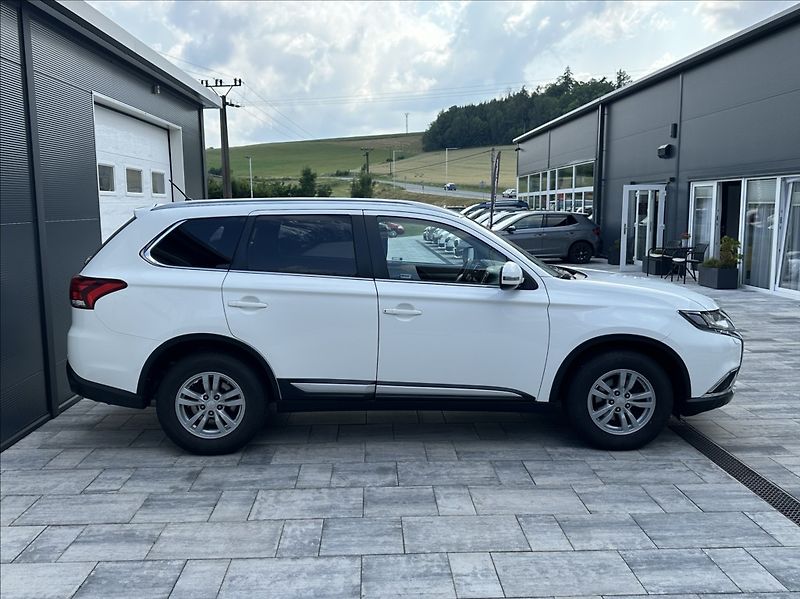 Mitsubishi Outlander 2,0 150PS  Intense A/T 4x4 - fotka 6 z 53