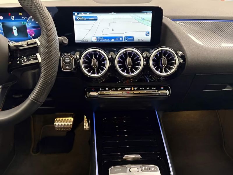 Mercedes-Benz GLA 180 AMG Kamera Keyless Ambient - fotka 15 z 16