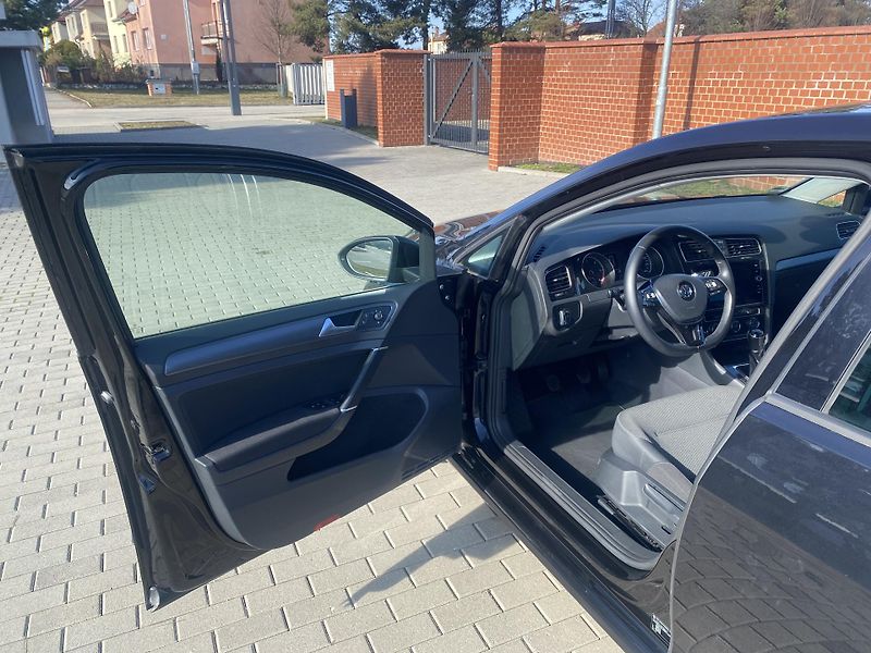Volkswagen Golf 1.6TDi,PLNÁ VÝB.SUPER STAV!! - fotka 17 z 48