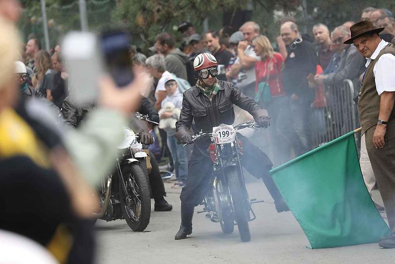 Na akci Jízda do vrchu a výstava historických vozidel se představilo na tři sta automobilů a motocyklů.