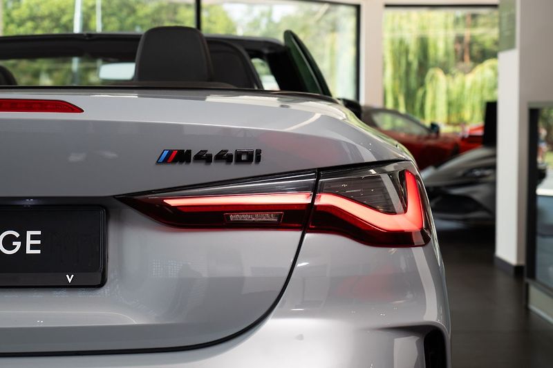 BMW Řada 4 M440i xDrive Cabrio HarmanKard - fotka 24 z 26