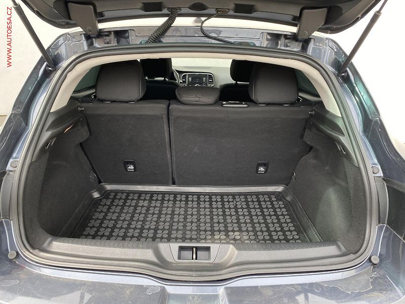 Renault Mégane (2018) 1.3 i, ČR, AC, tempo, park - fotka 7 z 16