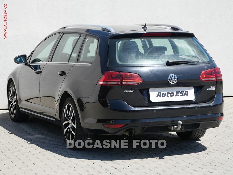 Volkswagen Golf (2015) 1.6TDi, ČR, DSG, park.asist - fotka 3 z 20