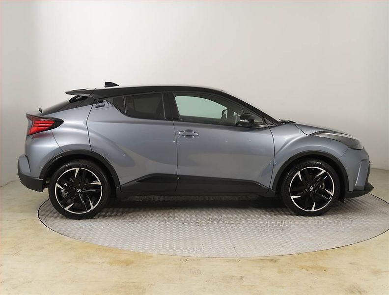 Toyota C-HR (2023) GR Sport 1.8 Hybrid - fotka 6 z 26