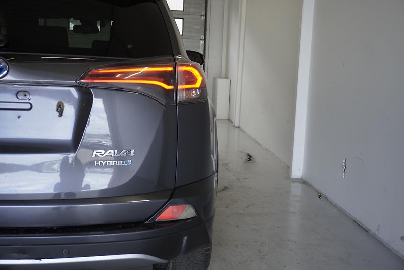 Toyota RAV4 2,5 HYBRID 4X2 AUT. - fotka 9 z 30