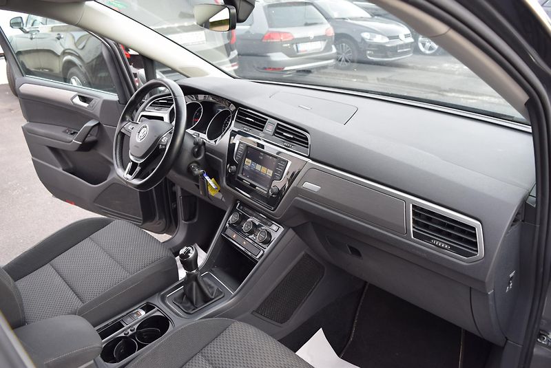 Volkswagen Touran (2017) 1.2TSI 81kw CLBMT 7MÍST TAŽNÉ - fotka 32 z 45