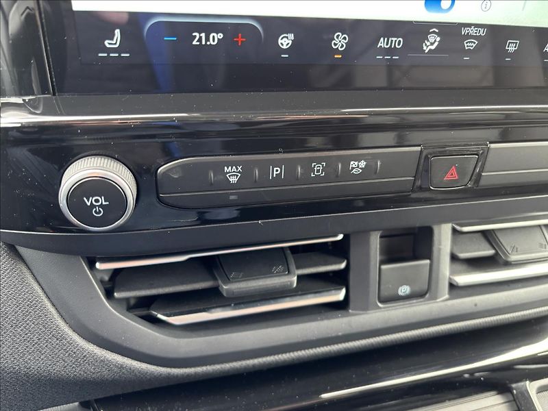 Ford Tourneo Custom 2,0 EcoBlue Titanium 125kW L1 - fotka 35 z 44