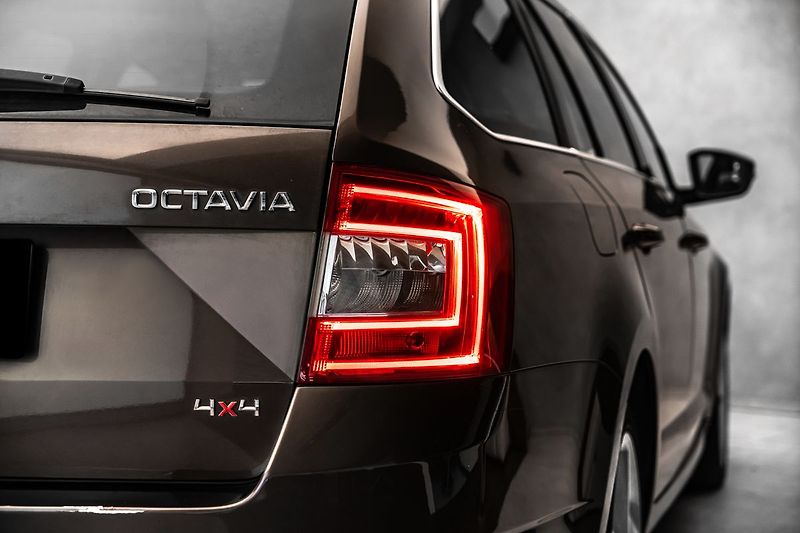 Škoda Octavia Combi 2,0TDI 4x4 Navi kůže - fotka 9 z 19