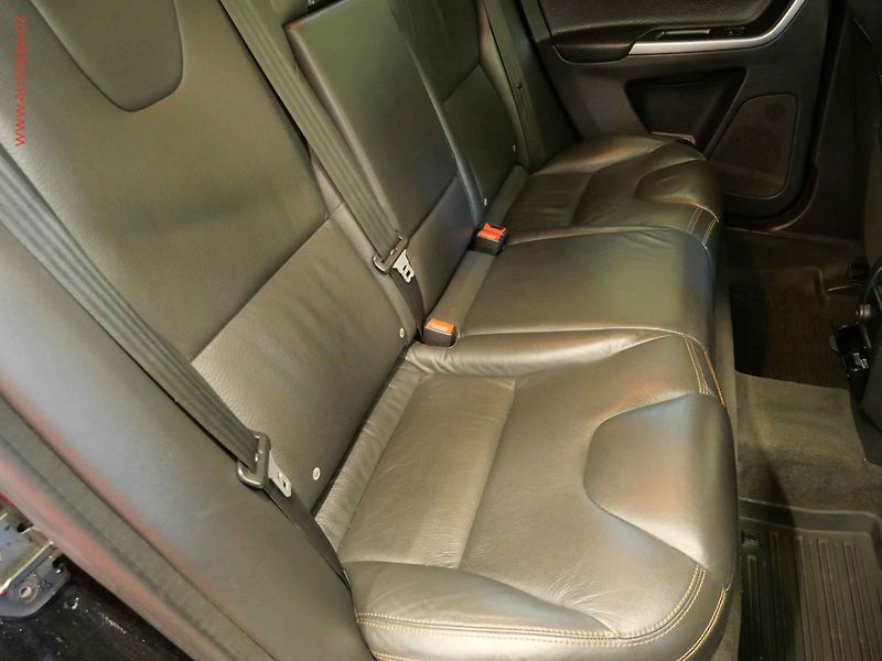 Volvo XC60 (2011) 2.4d 4x4, 2.maj, Xenon, kůže - fotka 14 z 21