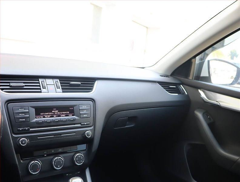 Škoda Octavia (2013) Ambition 1.6 TDI, Tempomat - fotka 8 z 15
