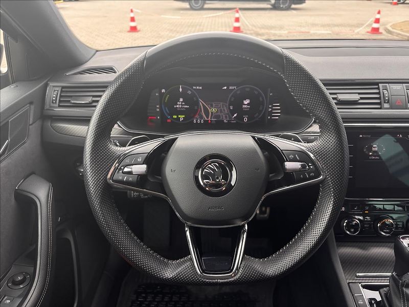 Škoda Superb 1,4 160kW iV Sportline DSG - fotka 21 z 32
