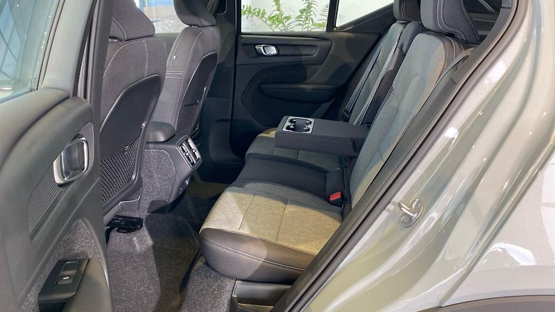 Volvo XC40 (2026) PLUS BLACK EDITION, B4 FWD, 14 - fotka 12 z 15