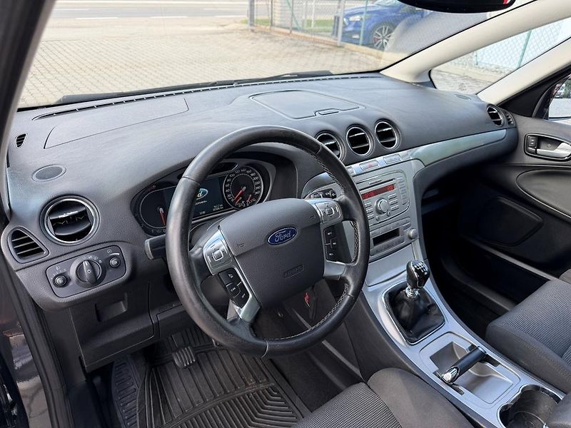 Ford S-MAX 1.8 TDCi 92 kW Titanium 7 míst - fotka 14 z 16