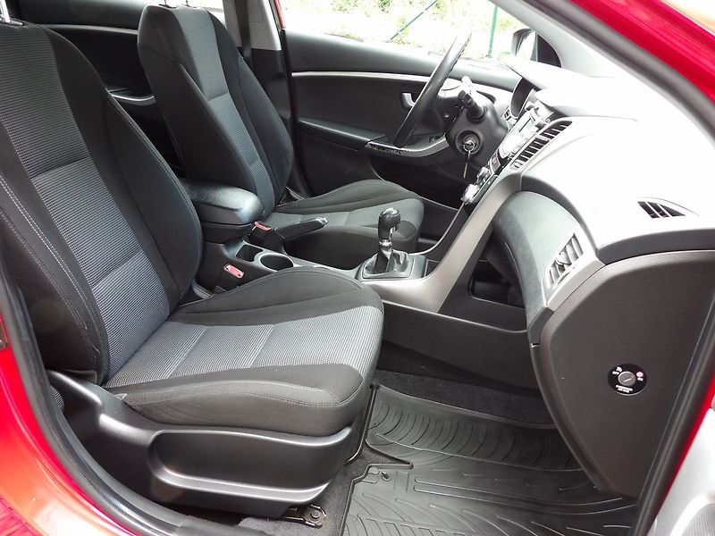Hyundai i30 1.4i CVVT Trikolor ČR - fotka 15 z 28