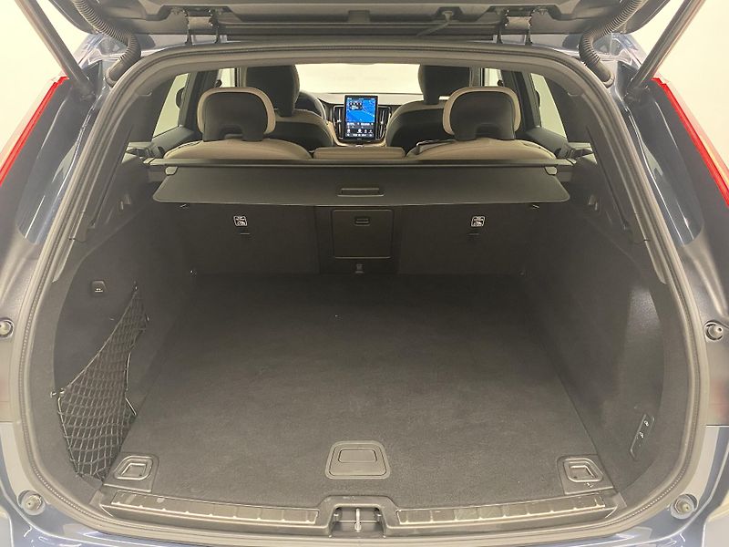 Volvo XC60 B5 AWD DARK PLUS AUT CZ - fotka 6 z 51