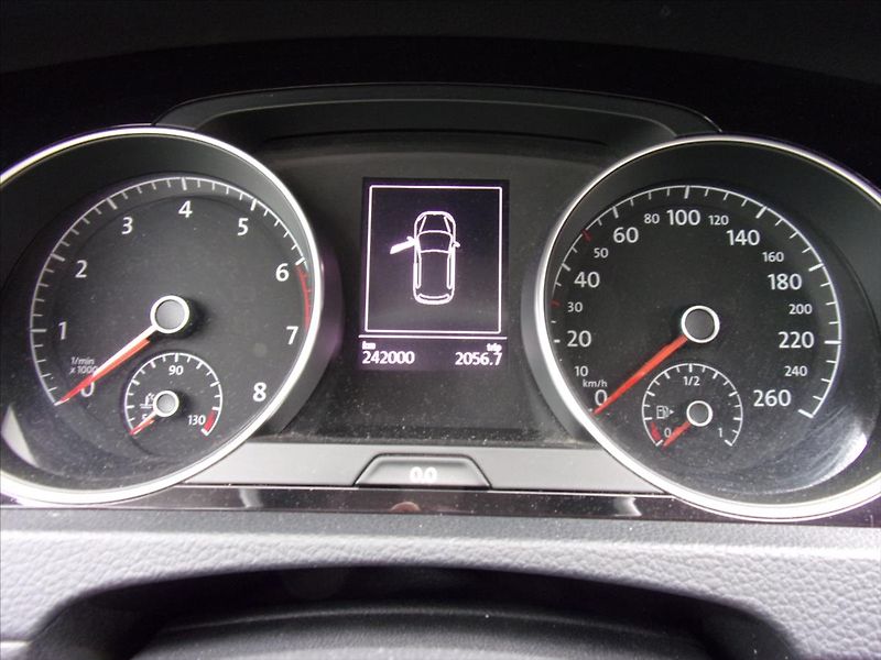 Volkswagen Golf 1,4 TSI Highline Webasto 103kW - fotka 18 z 31