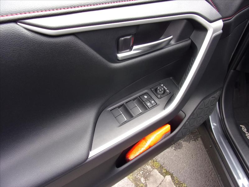 Toyota RAV4 2,5 PHEV 4WD Executive odp.DPH - fotka 17 z 33