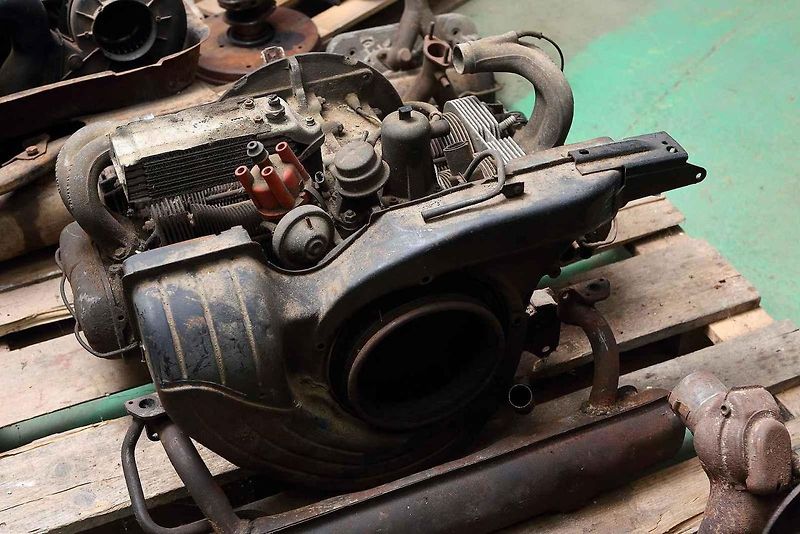 01 - Automobilový nadšenec a sběratel Jaromír Kostlivý otevřel ve Stodu u Plzně nové muzeum veteránů věnované vozům značek Volkswagen Brouk a Porsche. Návštěvníci uvidí naleštěné brouky i auta v procesu renovace, expozice čítá na 40 vozů.